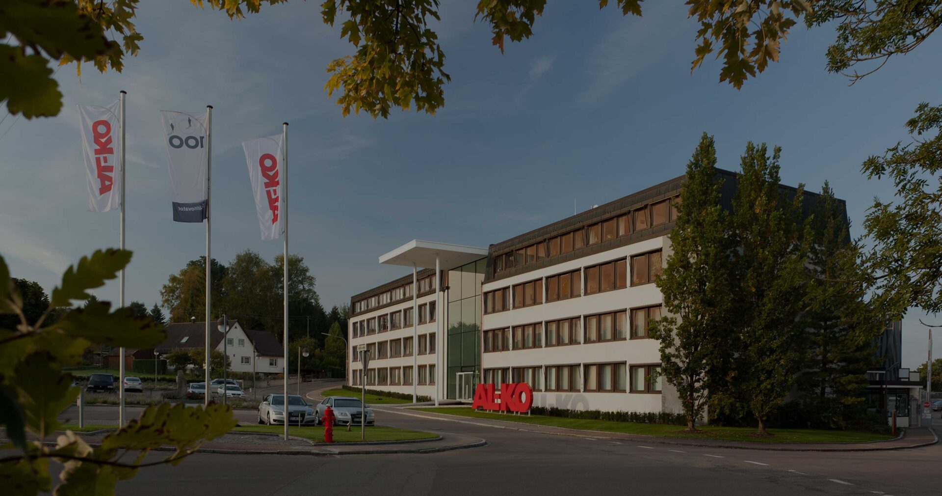 Alko Flagge vor Firmengebäude