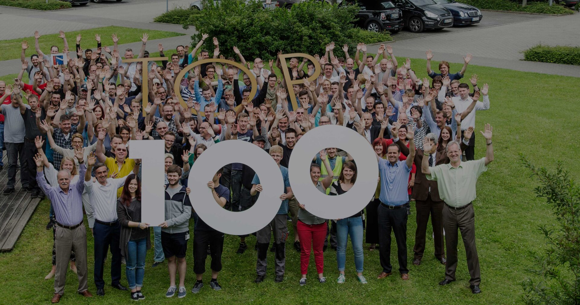 Menschen freuen sich über TOP 100-Auszeichnung