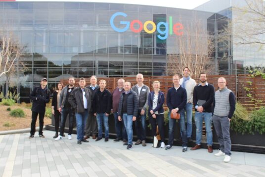 Die TOP 100 vor dem Google Gebäude